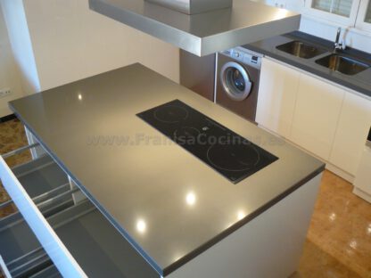 Muebles de cocina con isla y tirador gola - Imagen 38