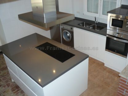 Muebles de cocina con isla y tirador gola - Imagen 40