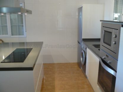 Muebles de cocina con isla y tirador gola - Imagen 45