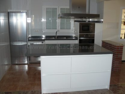 Muebles de cocina con isla y tirador gola - Imagen 49