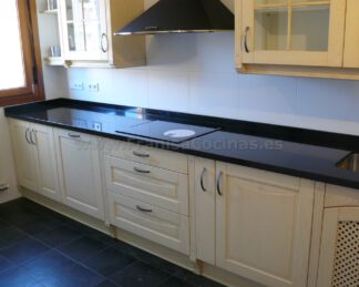 Muebles de cocina madera patinado arena beige