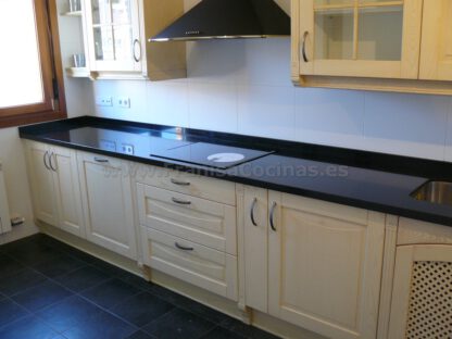 Muebles de cocina madera patinado arena beige