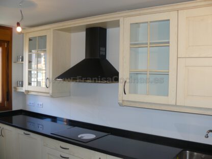 Muebles de cocina madera patinado arena beige - Imagen 3