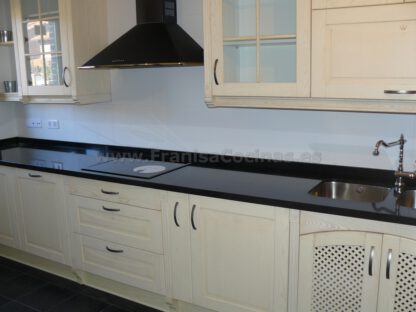 Muebles de cocina madera patinado arena beige - Imagen 60