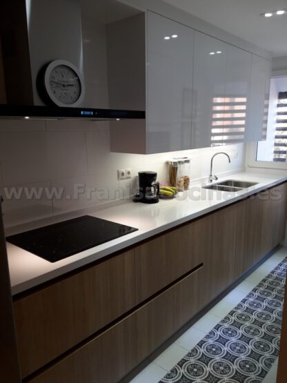 Muebles de cocina con tirador gola madera - Imagen 2