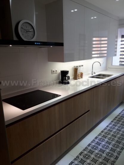 Muebles de cocina con tirador gola madera - Imagen 13