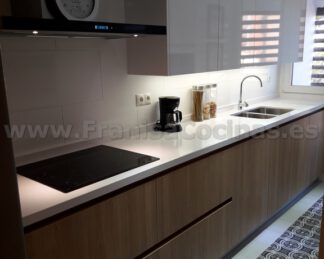 Muebles de cocina con tirador gola madera