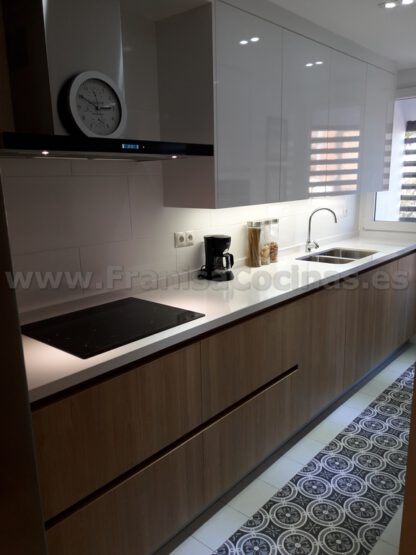 Muebles de cocina con tirador gola madera