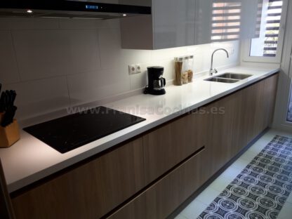 Muebles de cocina con tirador gola madera - Imagen 17
