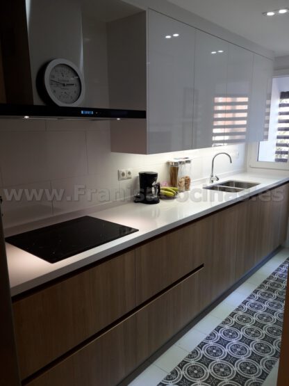 Muebles de cocina con tirador gola madera - Imagen 3