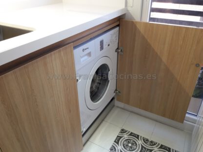 Muebles de cocina con tirador gola madera - Imagen 24