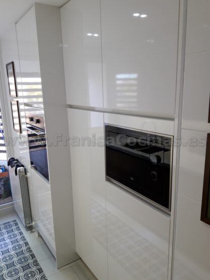 Muebles de cocina con tirador gola madera - Imagen 29