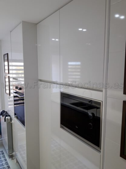 Muebles de cocina con tirador gola madera - Imagen 31