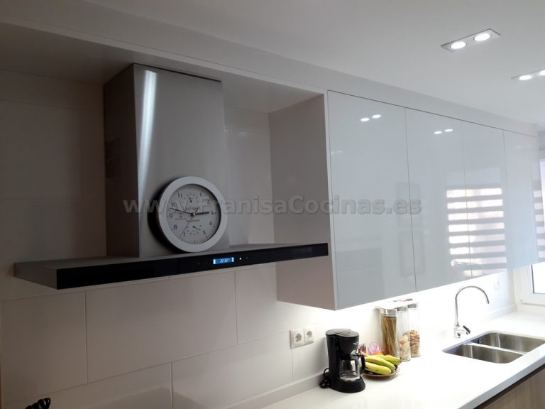 Muebles de cocina con tirador gola madera – FRANISA Cocinas