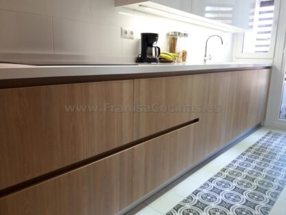 Muebles de cocina con tirador gola madera - Imagen 9