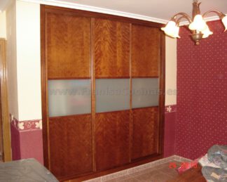 Armario empotrado de 3 hojas correderas con cristal