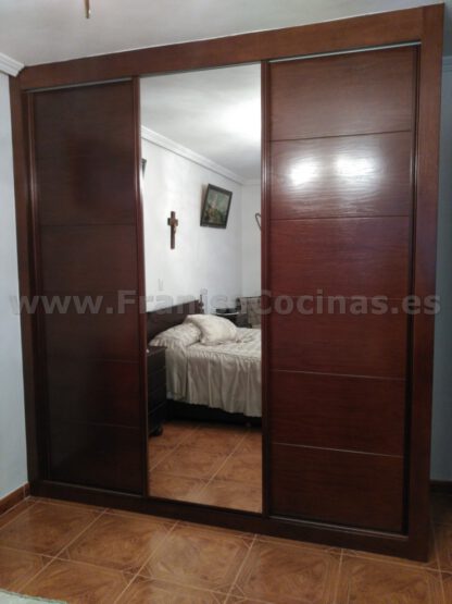 Armario empotrado de 3 hojas correderas, una con espejo - Imagen 10