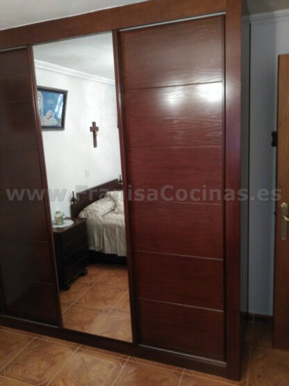 Armario empotrado de 3 hojas correderas, una con espejo - Imagen 11