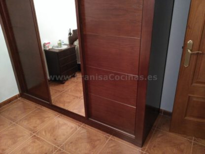 Armario empotrado de 3 hojas correderas, una con espejo - Imagen 12