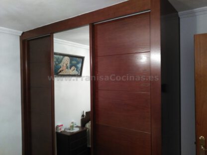 Armario empotrado de 3 hojas correderas, una con espejo - Imagen 13