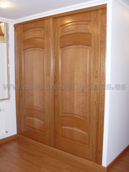 Armario empotrado de 2 hojas correderas madera de cerezo