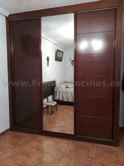 Armario empotrado de 3 hojas correderas, una con espejo - Imagen 4