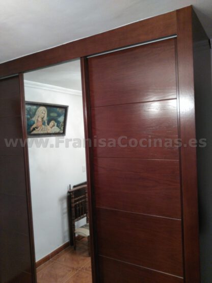 Armario empotrado de 3 hojas correderas, una con espejo - Imagen 5