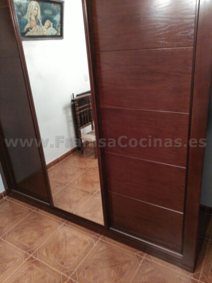 Armario empotrado de 3 hojas correderas, una con espejo - Imagen 6