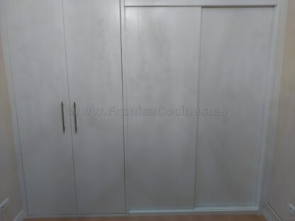 Armario empotrado lacado blanco abatible - Imagen 4