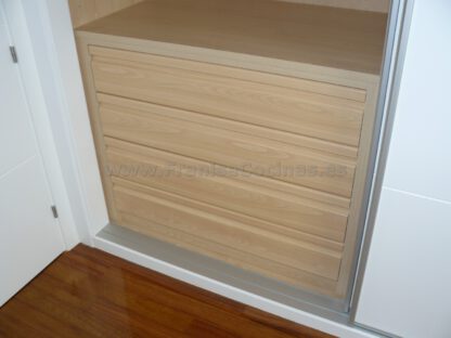 Armario empotrado lacado blanco estriado - Imagen 9