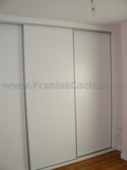 Armario empotrado lacado blanco estriado - Imagen 4