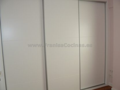 Armario empotrado lacado blanco estriado - Imagen 5