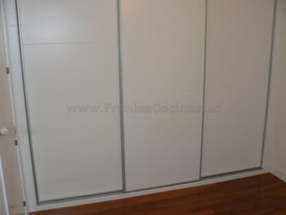 Armario empotrado estriado lacado blanco - Imagen 2