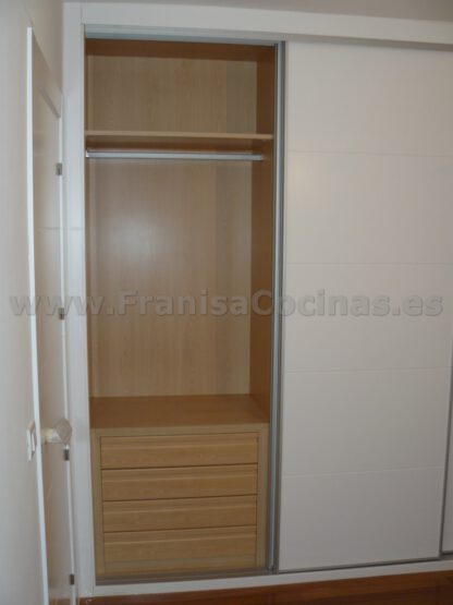 Armario empotrado estriado lacado blanco - Imagen 4
