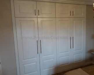 Armario empotrado de 4 hojas abatibles
