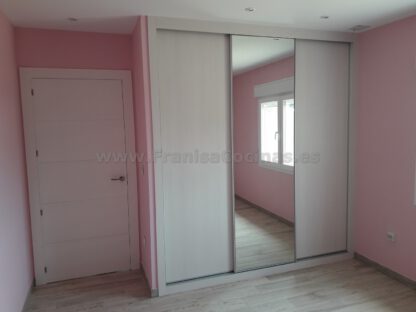 Armario empotrado laminado con puerta espejo - Imagen 2