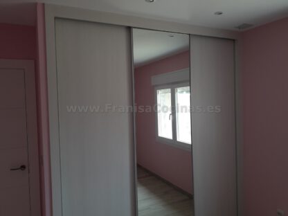 Armario empotrado laminado con puerta espejo - Imagen 3