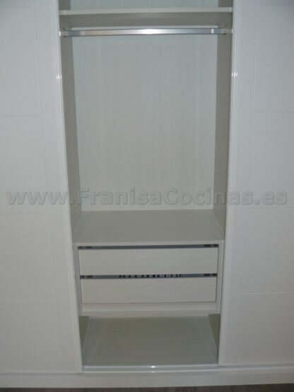 Armario empotrado estriado lacado blanco - Imagen 15