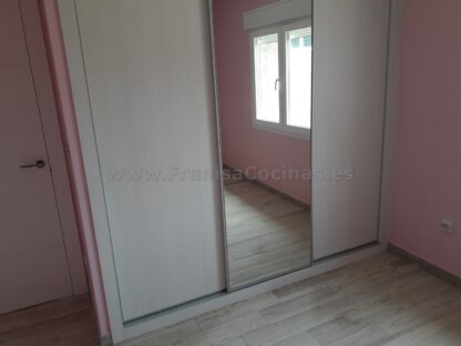 Armario empotrado laminado con puerta espejo - Imagen 4