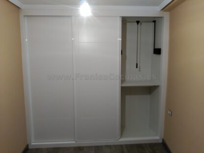 Armario empotrado estriado lacado blanco - Imagen 4