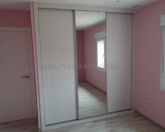 Armario empotrado laminado con puerta espejo