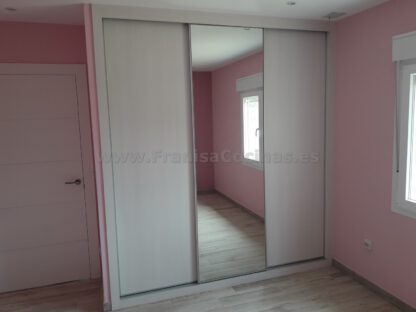 Armario empotrado laminado con puerta espejo