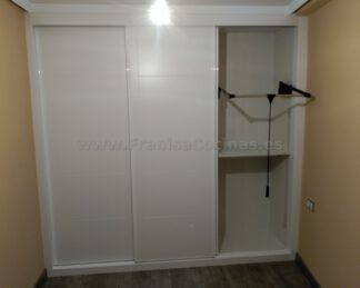 Armario empotrado estriado lacado blanco