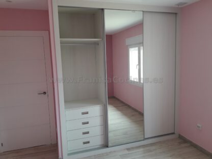 Armario empotrado laminado con puerta espejo - Imagen 5