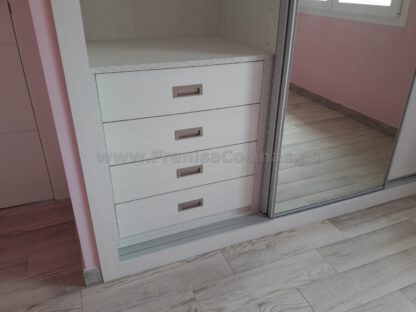 Armario empotrado laminado con puerta espejo - Imagen 6