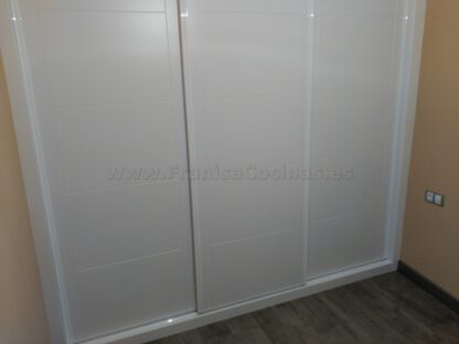 Armario empotrado estriado lacado blanco - Imagen 6