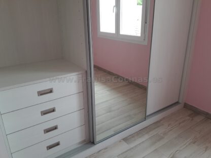 Armario empotrado laminado con puerta espejo - Imagen 7