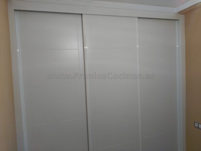Armario empotrado estriado lacado blanco - Imagen 7