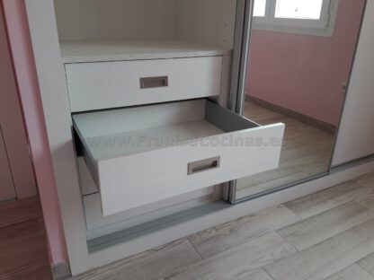 Armario empotrado laminado con puerta espejo - Imagen 8