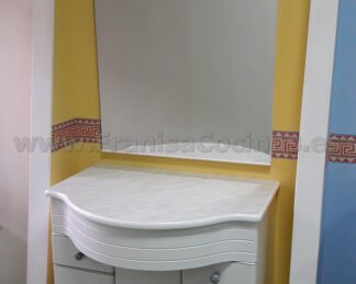 Mueble de baño laminado blanco y tirador gris de Exposición